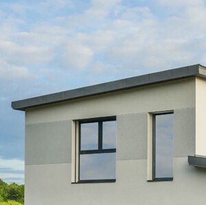 ﻿ Plochá strecha je výhodná a praktická z viacerých dôvodov.